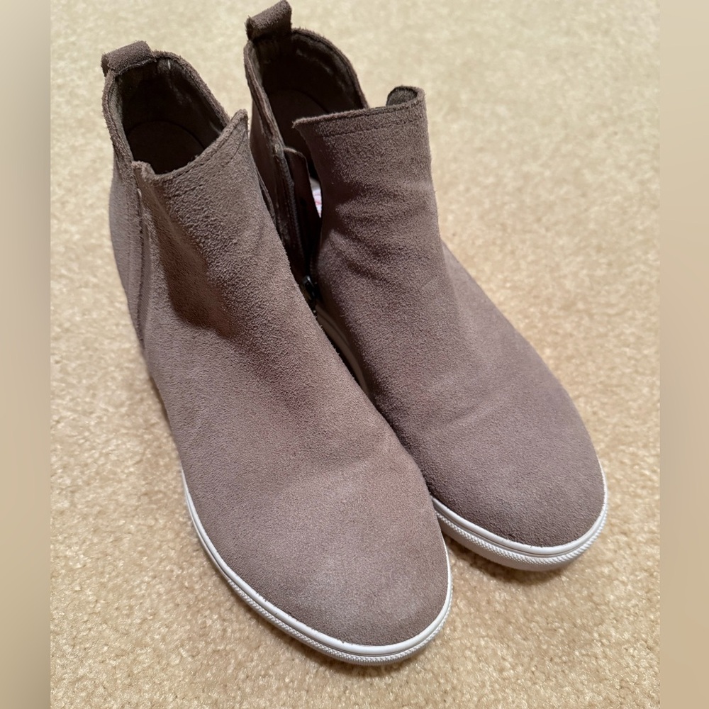 Blondo Waterproof Wedge sneaker Tan White Size 7.5